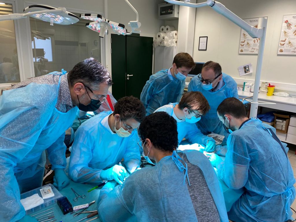 chirurgien main Cours pratique au laboratoire d’anatomie Kérimédical
